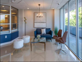 Modern 2bed 2 bath heart of Townson suite